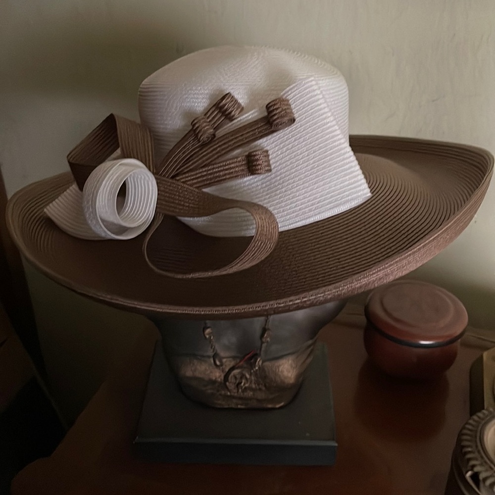 Straw hat 2 tone.